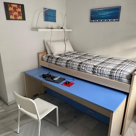 El Cortijuelo. Magnificent Triplex Terraced House With Rooftop Of 18M2, Overlooking The Sea. Parking Torremolinos Eksteriør billede